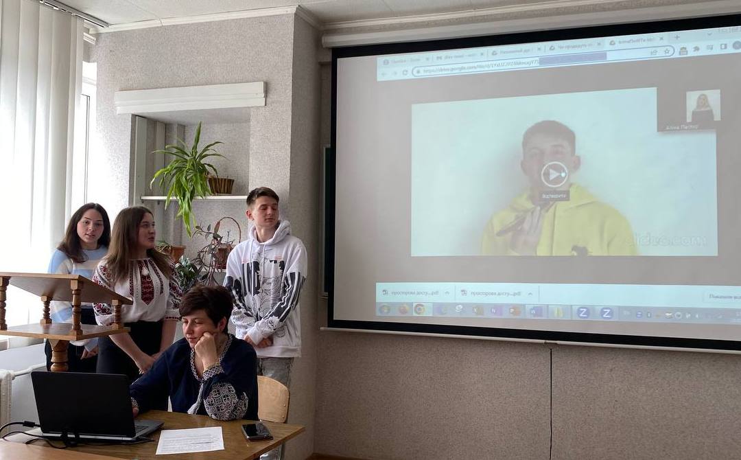 Студенти групи Ж-24 Ірина Канюка, Катерина Ковалик та Владислав Каленіков презентують відеосюжет